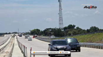 Sejumlah kendaraan melintasi jalan tol Jogja - Solo yang sudah bisa di akses hingga ngawen