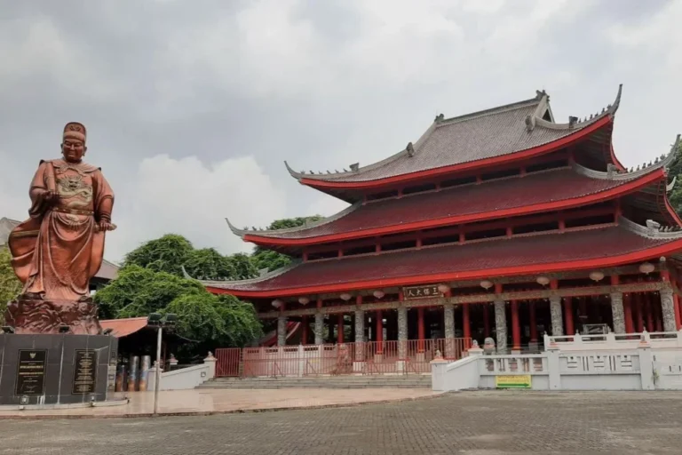 Rental Mobil Semarang | Sewa Mobil dengan Sopir - Aqilla 40 Kelenteng Sam Poo Kong, tempat bersejarah dan budaya di Semarang