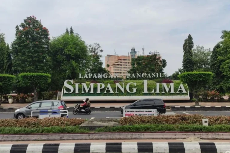 Rental Mobil Semarang | Sewa Mobil dengan Sopir - Aqilla 38 Lapangan Simpang Lima, pusat keramaian dan hiburan di Semarang