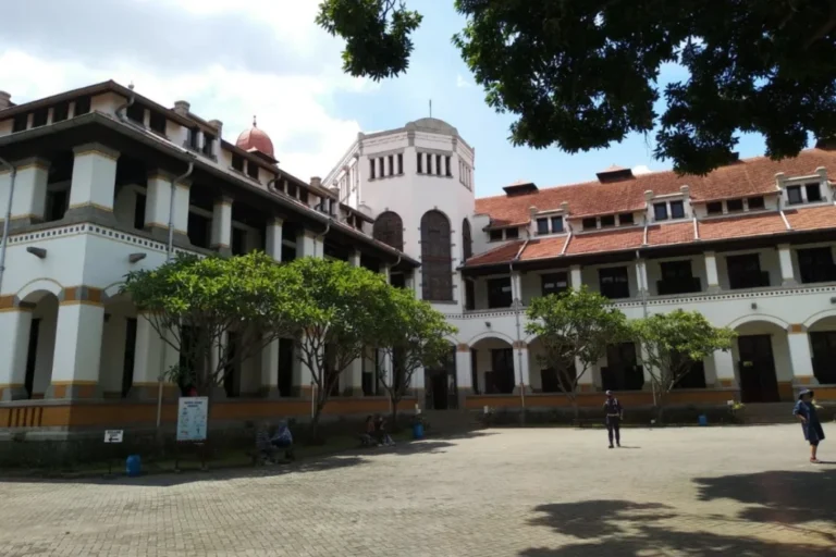 Rental Mobil Semarang | Sewa Mobil dengan Sopir - Aqilla 36 Lawang Sewu, bangunan bersejarah ikon Kota Semarang