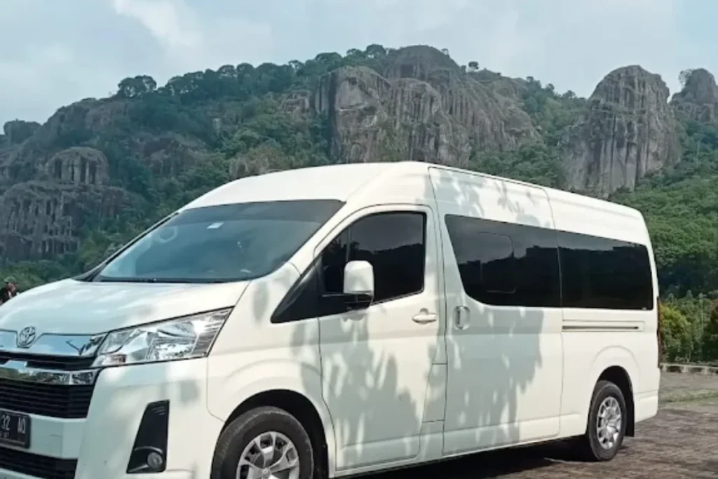 Kapasitas Hiace dan Elf untuk Rombongan Perjalanan Jauh