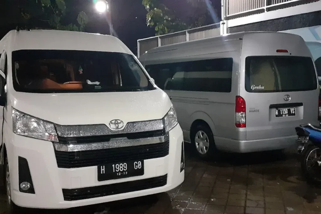 Perbedaan Hiace dan Elf untuk Sewa Rombongan Wisata Anda