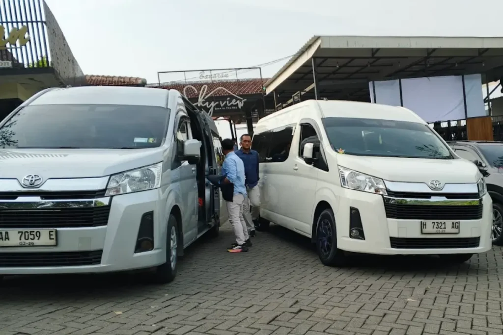 Tips Memilih Hiace atau Elf untuk Perjalanan Rombongan